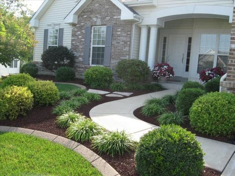 There are a lot of different options for landscaping your front yard: an extremely manicured garden, a minimal approach, or a natural appeal. Sidewalk Landscaping, Landscaping Along Fence, Modern Front Yard, Pathway Landscaping, Front Yard Design, Desain Lanskap, Front Landscaping, Beautiful Yards, Front House Landscaping