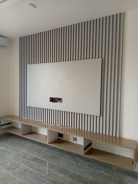 Suspended TV console with wall Cladding and lighting. Backyard Tv, Outdoor Tv Screen, Outdoor Tv Setup, Porch Tv, Garden Cinema, Corner Porch, Tv Solutions, Cinema Outdoor, Tv Outdoor