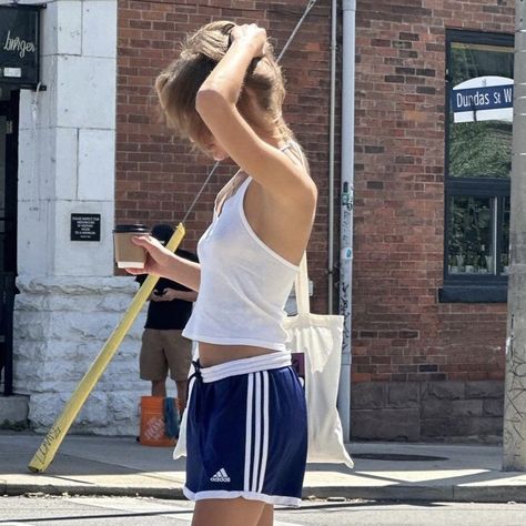 Casual Caribbean Outfits, Adidas Shorts Outfit Summer, Adidas Shorts Women Outfit, Summer School Outfits Shorts, Low Waisted Shorts Outfit, 90s Summer Style, 90s Workout Outfit, 90s Sporty Fashion, Adidas Shorts Outfit