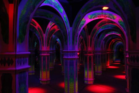 Mirror Maze Art, Mirror Maze Aesthetic, Maze Entrance, Maze Installation, Fantasy Maze Labyrinths, Infinite Mirror, Mirror Maze, Pier 39, Infinity Mirror