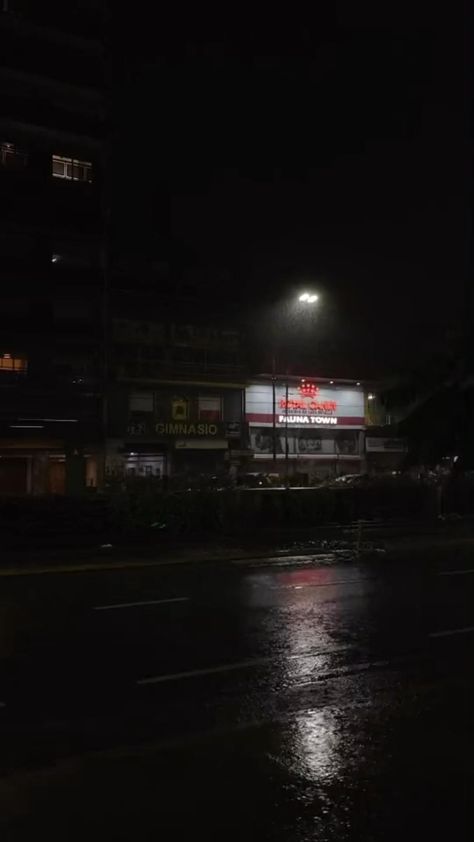 Dark Night Rain Video, Night Walking Aesthetic, Gloomy Aesthetic, Paranormal Aesthetic, Rain Street, Rainy Street, Rainy City, Night Rain, Dark Street