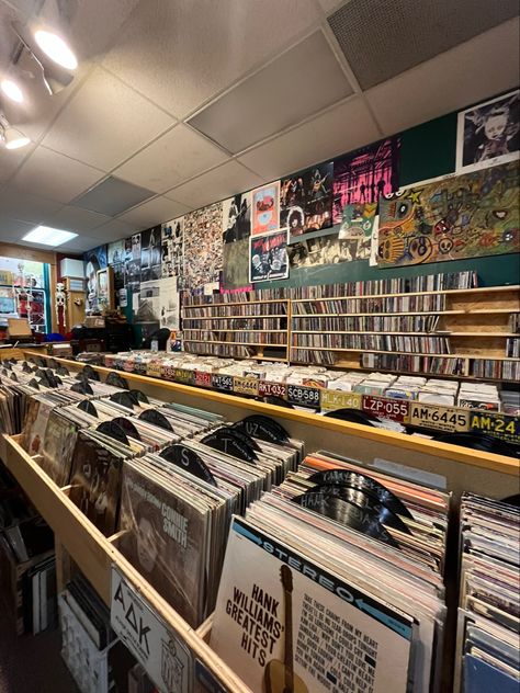 Vinyl Shopping, Convince Store Aesthetic, Vynil Shop Aesthetic, Coffee Store Aesthetic, Downtown Mtv Aesthetic, Books Store Aesthetic, Record Store Interior, Downtown Summer Aesthetic, Vynil Record Aesthetic