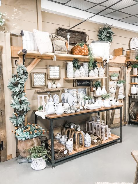 Farmhouse Store Front Ideas, Gift Shop Window Display Ideas, Home Decor Boutique Ideas, Home Decor Store Display, Shop Interior Design Retail, Small Gift Shop Interiors, Vintage Market Booth, Boutique Window Displays, Gift Shop Interiors