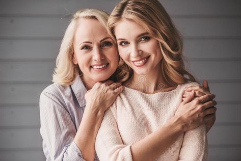 Adult Family Photos, Mother Daughter Photography Poses, Mom Daughter Photography, Mom Daughter Photos, Mother Daughter Poses, Daughter Photo Ideas, Mother Daughter Pictures, Mother Daughter Photoshoot, Pose Portrait