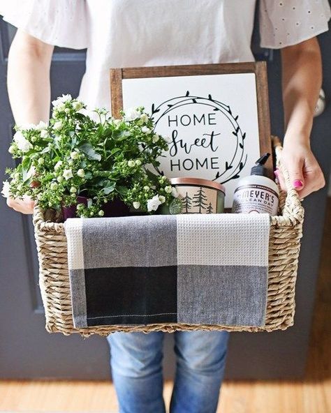 Rustic, cozy, and practical Housewarming Gift Basket idea. Easy tips for creating gift baskets, click for details! Housewarming Gift Basket, Practical Housewarming Gifts, Easter Hamper, Hamper Ideas, Housewarming Gift Baskets, Raffle Baskets, Ge Bort, Diy Gift Baskets, Creative Diy Gifts