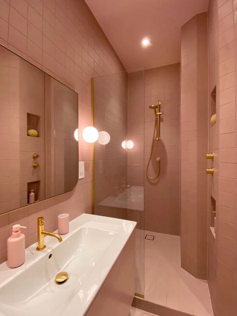 En-suite bathroom in converted 1930’s Modernist building with pink tiles, and satin gold finishes. Hackney, London.   #Winckelmans #Winckelmanstiles #Duravit #pinktiles #satingold #bathroom #ensuite #pinkbathroom Minimalist Bathroom Decor, Pink Toilet, Casa Clean, Bathroom Ensuite, Hackney London, Decor Ideas Bedroom, Suite Bathroom, Aesthetic Bathroom, Small Bathroom Makeover