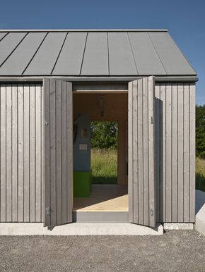 Zinc roof and timber facade.A small museum pavilion designed to resemble a rural shed by Von M. New Roofing Ideas, Scullery Doors, Metal Roof Detail, Timber Facade, Kitchen Scullery, Corrugated Metal Siding, Hipped Roof, Small Museum, Wooden Pavilion