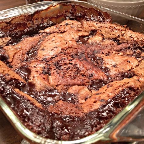 Today's tried & true is a fantastic oldie but goodie recipe from Betty Crocker - Old-Fashioned Hot Fudge Sundae Cake!      An ooey gooey c... Hot Fudge Sundae Cake, Sundae Cake, Gooey Chocolate Cake, Hot Fudge Sundae, Hot Fudge Cake, Fudge Sundae, Chocolate Cobbler, Chocolate Pudding Cake, Chewy Brownies