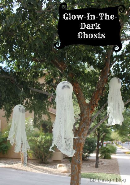 glow in the dark hanging ghosts, crafts, decoupage, halloween decorations, outdoor living, seasonal holiday decor Diy Halloween Tree, Chicken Wire Ghost, Bd Design, Halloween Scavenger Hunt, Diy Glow, Hanging Ghosts, Fun Halloween Decor, Halloween Mummy, Halloween Trees