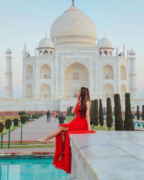 WOMANTRAVEL ♡ ONLINE MAGAZINE on Instagram: “Happiest in the City of Love ♡ 📍Taj Mahal, Agra Our featured girl @helloomelissa ❤” Tac Mahal, Travel India Beautiful Places, Delhi Travel, Sisters Photoshoot Poses, Travel Pose, Sister Poses, Travel Picture Ideas, Instagram Profile Picture Ideas, Travel Pictures Poses