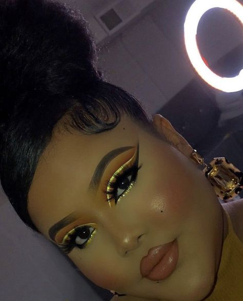 Gold Under Eye Makeup, Baddie Birthday Makeup, Eye Makeup Black, Baddie Birthday, Birthday Makeup Looks, Under Eye Makeup, Makeup For Black Skin, Birthday Makeup, Purple Makeup