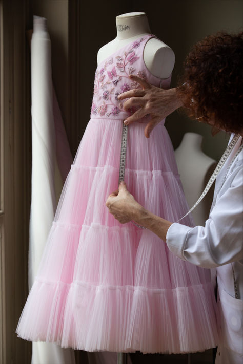 Discover enchanting Baby Dior Couture dresses by Cordelia de Castellane, inspired by jardins d'été and rose harvests. A blend of pastels mirrors Monsieur Dior's love for designing children's clothes as artisans showcase savoir-faire with handcrafted flowers embroideries and delicate tulle. © Sophie Carre Baby Dior Dress, Dior Couture Dresses, Cordelia De Castellane, Luxury Baby Clothes, Baby Girl Princess Dresses, Baby Dior, Kids Dress Wear, Baby Dress Design