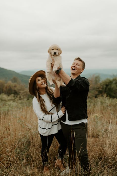 Dog Photoshoot With Owner, Puppy And Owner Photoshoot, Family Pictures With Puppy, Couple Pictures With Puppy, Couple With Puppy, Puppy Family Pictures, Puppy Pictures With Owners, Puppy Announcement Photoshoot, Poses With Puppy