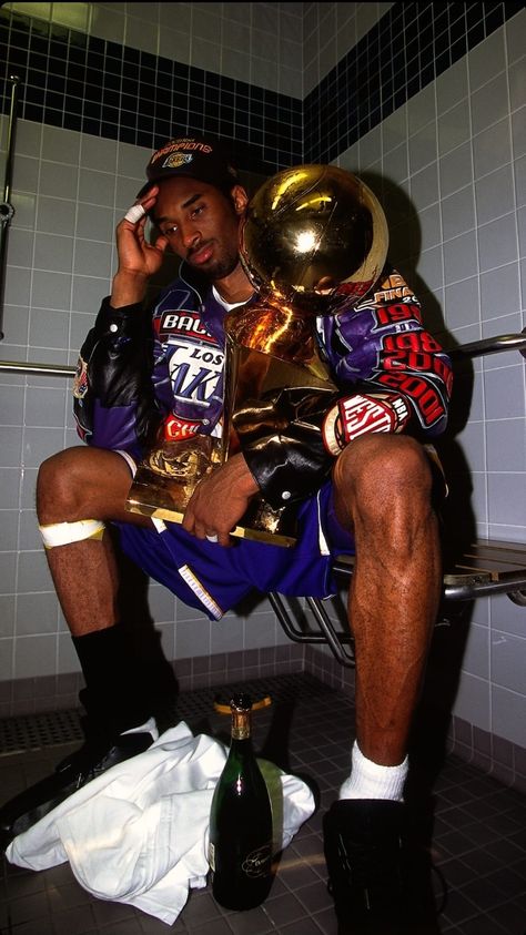 Kobe Bryant Sitting With Trophy, Coolest Nba Photos, Muggsy Bogues Wallpaper, Basketball Athlete Aesthetic, 2000s Basketball Aesthetic, Nba Polaroid, Jordan Iconic Photos, Iconic Basketball Photos, 90s Nba Aesthetic