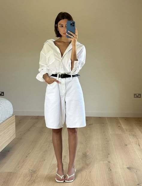 Trendy Shorts Outfits, Shorts Jeans Branco, Bermuda Shorts Outfit, Outfits For Summer, Simple Summer Outfits, Summer Shorts Outfits, Shorts Outfits, Warm Weather Outfits, White Denim Shorts