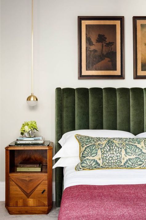 How to Transform Your Home with Art Eclectic Decor Modern, Decor Eclectic, Velvet Headboard, Decor Minimalist, Beautiful Bedrooms, Bedroom Colors, Eclectic Decor, Cheap Home Decor, Green Velvet