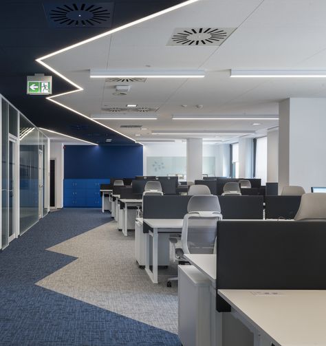 PPG Industries Offices - Wroclaw Triangle Office Design, Black White And Blue Office, Modern Office Interior Design, Blue And White Office, Modern Office Design Inspiration, Zoom Wallpaper, Futuristic Office, Office Inspiration Workspaces, Open Office Design