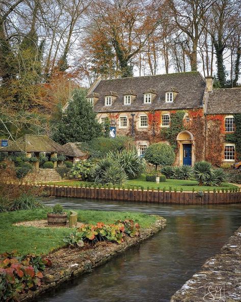 British Cottage, England Aesthetic, Cotswolds England, English Village, Dream Cottage, The Cotswolds, English Countryside, Cottage Homes, A House