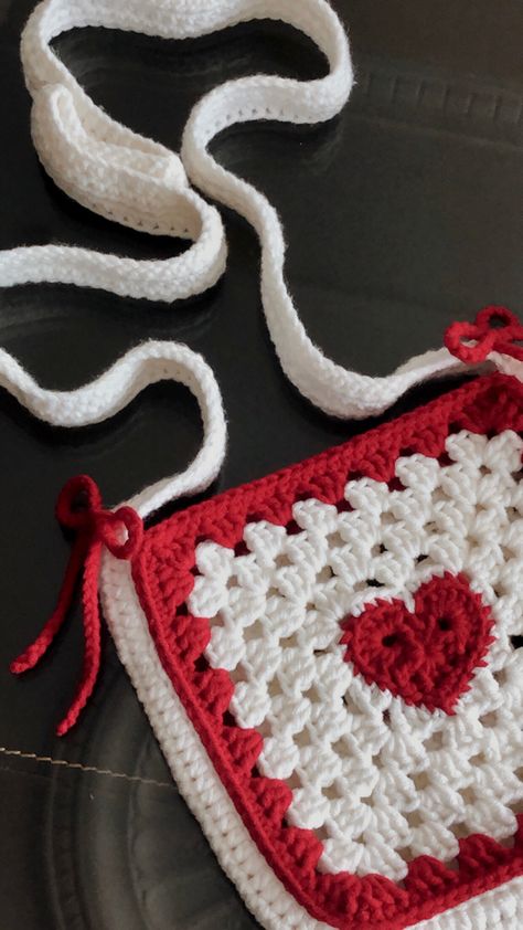 Crochet Granny Square Sling Bag, Granny Square Sling Bag, Heart Granny Square Bag, Square Sling Bag, Sling Bag Crochet, Heart Granny Square, Crochet Sling Bag, Crochet Idea, Bags Ideas