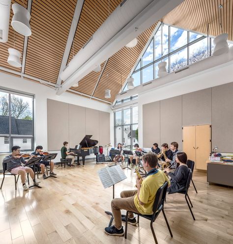 The music studios are acoustically separated from other building spaces, with vaulted ceilings that support student musicians. The rooms can be changed to suit an ensemble’s need, whether it be for advanced rock band practice or chamber music rehearsal. Photo credit: Jonathan Hillyer Music School Architecture, School Music Room Design, Music School Plan, Music Room School, Music Practice Room, Modern Music Room, Music Workshop, Theatre Rehearsals, Workshop Architecture