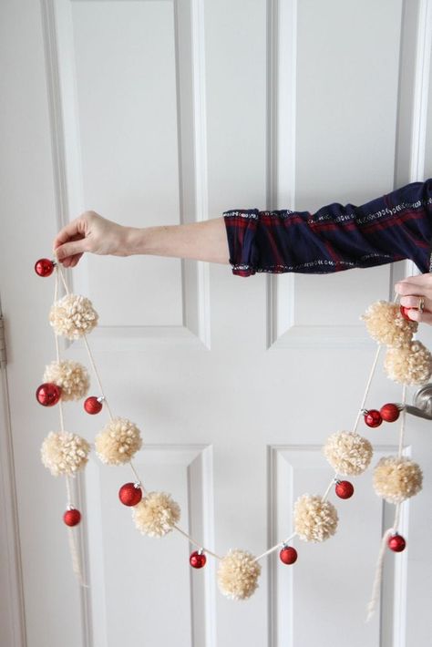 Diy Pom Pom Garland, Garland For Christmas Tree, Diy Yarn Pom Pom, Garland For Christmas, Fun Winter Crafts, Christmas Pom Pom, Diy Christmas Garland, Ornament Garland, Pom Garland