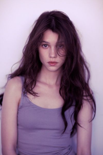 Astrid Berges Frisbey, Kadeřnické Trendy, Foto Portrait, Vlasové Trendy, Long Dark Hair, Female Character Inspiration, Body Inspo, Hair Reference, Writing Ideas