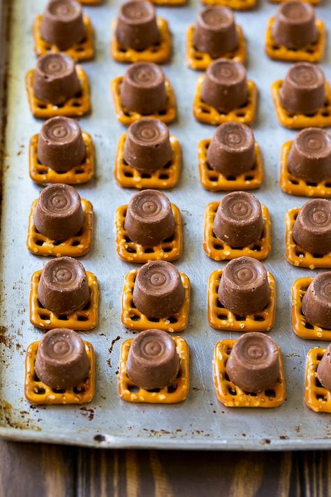 Square pretzels with Rolo candies on top. Pretzel Rolo Pecan, Rolo Pretzel Treats, Rolo Pretzel, Pecan Bites, Rolo Candy, Rolo Pretzels, Rolo Cookies, Christmas Pretzels, Pretzel Bites Recipes