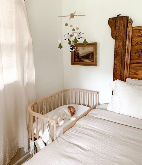 Next To Me Baby Bed, Nursery Ideas Vintage Gender Neutral, Cosleeping Bedroom Families, Nursery With Bed, Apartment Nursery Ideas, Neutral Boho Bedroom, Nursery Guest Room Combo, Vintage Inspired Nursery, Baby Nook