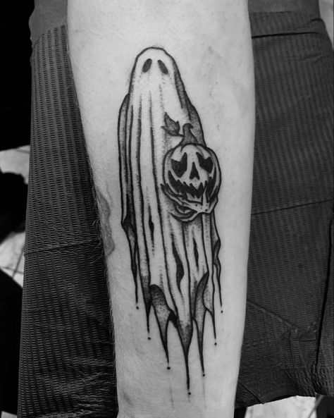 Spooky Halloween ghost and pumpkin tattoo Herren Hand Tattoos, Cute Halloween Tattoos, Halloween Tattoos Sleeve, Pumpkin Tattoo, Ghost Tattoo, Scary Tattoos, Tattoo Hand, Inspiration Tattoo, Tattoos Geometric