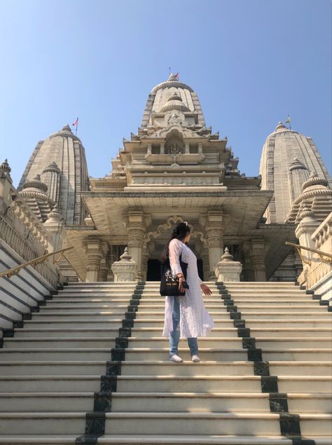 Birla mandir Mandir Photoshoot Ideas, Poses In Mandir, Birla Mandir Jaipur, Mandir Photo Pose, Temple Photo Ideas, Temple Poses, Temple Photoshoot, Vrindavan Dham Images, Birla Mandir