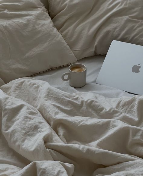 Cool Tone Pictures, Lay In Bed Aesthetic, Cozy Study Aesthetic, Cosy Aesthetic, Light Study, Women Writing, Happy Winter, Ios Design, Cozy Aesthetic