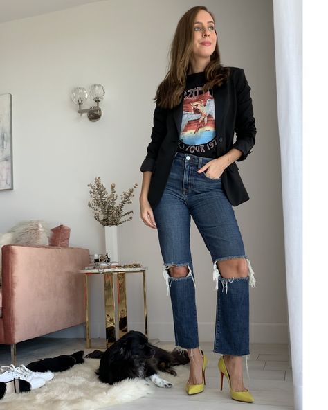 Sydne Style shows ways to wear a graphic tee with jeans and blazer Band Tee Outfits Fall, Band Tee Outfits, Graphic Tshirt Outfit, Maxi Dress Outfit Fall, Tee Shirt Outfit, Graphic Tee Style, Graphic Tee Outfits, Oversized Outfit, Fall Outfit Ideas