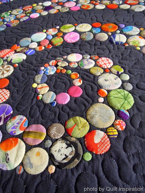 The modern quilt craze has hit Japan !  Here are some spectacular results from Japanese quilt artists.   When the Sunset Crowns Mt. Fuji in ... Quilt Modernen, Circle Quilts, Japanese Quilts, Patchwork Quilting, Art Japonais, Modern Quilt, Quilting Techniques, Art Textile, Quilting Crafts