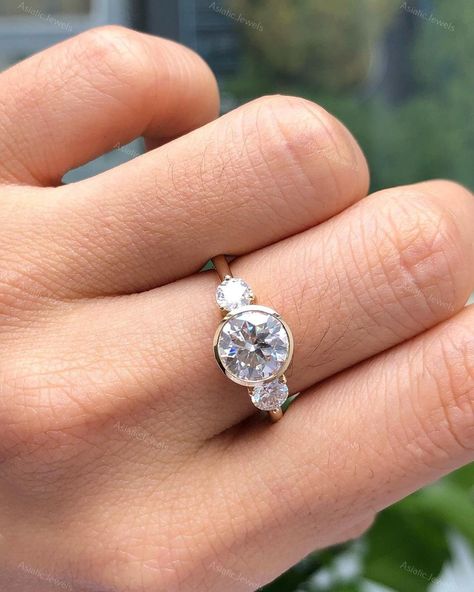 Bezel Three Stone Ring, Three Stone Engagement Rings Round, Bezel Set Wedding Ring, Anniversary Rings For Her, Bezel Set Engagement Ring, Engagement Ring Round, Ring Rosegold, Bezel Set Ring, Ring Bezel