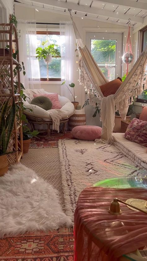 Stile Hippie Chic, Redecorate Bedroom, Dream House Rooms, Cozy Room Decor, Apartment Decor Inspiration, Dream Room Inspiration, Room Makeover Bedroom, Room Makeover Inspiration, Cozy Room