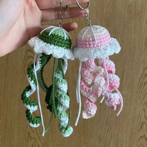 Hermosos llaveros de medusa 📍✨️#crochet # medusa Crochet Yarn Keychain, Crochet Jelly Fish Tutorial, Crochet Matching Plushies, Cute Things To Crochet For Friends, Small Gifts Crochet, Small Crochet Jellyfish, Amigurumi Crochet Keychain, Crochet Bff Gifts, Crochet Bead Keychain