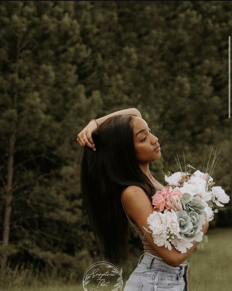 Poses To Do With Flowers, Senior Pictures Outfits Aesthetic, Photoshoot Ideas Outside Spring, Cute Outdoor Photoshoot Ideas, Wood Senior Pictures, Senior Photo Outfits Black Women, Highschool Grad Photoshoot, Senior Spring Pictures, Senior Picture Ideas Latina