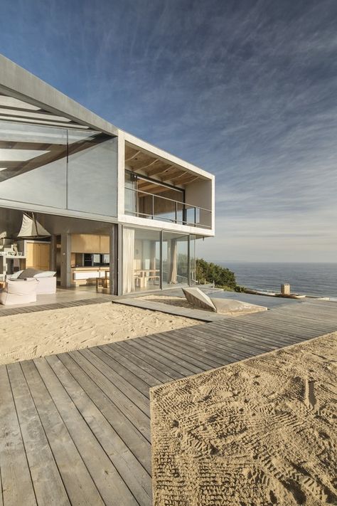 Beach House / Schmidt Arquitectos Asociados Beach Balcony Ideas, Beach House Design Ideas, Minimalist Beach House, House Near Beach, Beach House Modern, House Martin, Beach Houses Architecture, Beach Balcony, Beach Architecture