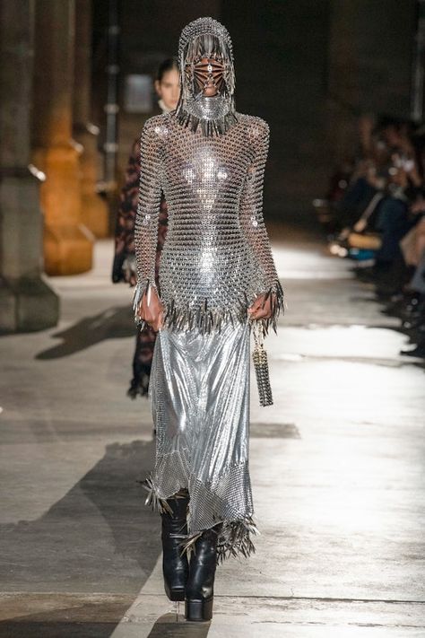 Paco Rabanne | Ready-to-Wear Autumn 2020 | Look 43 Knight Costume, Medieval Costume, Future Fashion, Paco Rabanne, Paris Fashion, Paris Fashion Week, High Fashion, Fashion Show, Ready To Wear