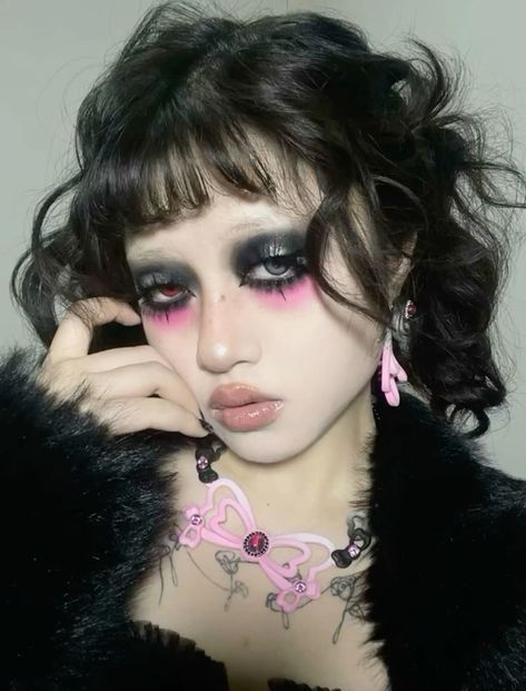 Easy Unique Makeup Looks, Colorful Emo Makeup, Funky Makeup Looks Eyeshadows, Hyperpop Makeup, Pastel Goth Makeup Looks, Cute Makeup Looks Colorful, Creepy Cute Makeup, Cute Alt Makeup, Colorful Goth Makeup