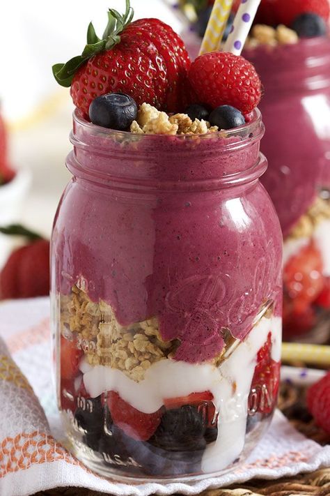 Triple Berry Smoothie, Snack Jar, Healthy Shakes, Snack Jars, Smoothie Bowls, Meals In A Jar, Nutritious Snacks, Breakfast On The Go, Berry Smoothie