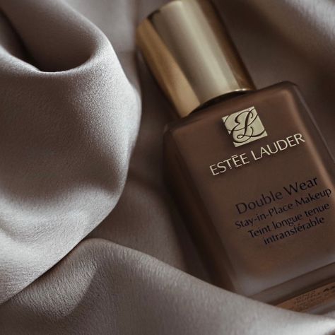 Estee Lauder Aesthetic, Applying Makeup Aesthetic, Foundation Aesthetic, Estee Lauder Foundation, Estee Lauder Double Wear Foundation, Long Lasting Foundation, Apply Foundation, Stunning Hairstyles, Estee Lauder Double Wear