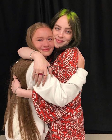 billie eilish today at the m&g with a fan in russia #billieeilish #billieeilishedits #billieeilishmusic #billieeilishfanart Scarlett Johansson, Billie Eilish Hugging Fans, King Pictures, Lion King Pictures, Fan Picture, She Song, Woman Crush, Big Love, Art Director