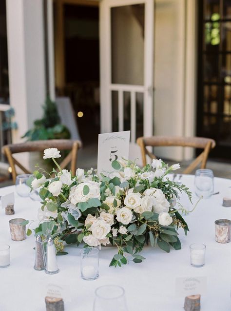 Round Garland Centerpiece Wedding, Low Table Floral Arrangements, Vaseless Floral Centerpiece, White Floral Centerpieces Wedding Low, Low White Floral Centerpieces, Low White Flower Centerpieces, Wedding Bouquet Centerpieces, Floral Foam Centerpiece, Low Table Centerpiece