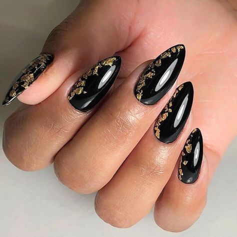 Fourth Wing Nails Designs, Prom Nails Black And Gold, Fourth Wing Nails, Black And Gold Nails Acrylic, Black And Gold Nails Ideas, Black Nails Gold, Black And Gold Nail Designs, Almond Acrylic Nail, Almond Acrylic Nails Designs