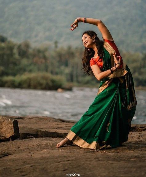 New State Pubg, Pubg Gameplay, Kerala Girl, Indian Classical Dancer, Dancing Poses, Bharatanatyam Poses, Kathak Dance, Dance Picture Poses, Dancer Photography