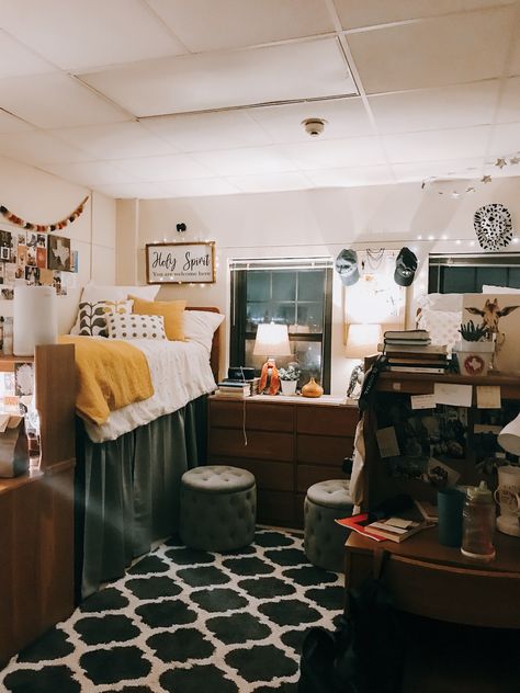 Gryffindor Dorm Room Layout, Gryfinndor Dorm Room, Baylor Dorm Rooms, Ucsd Dorm, Bowdoin College Dorm, Baylor Dorm, College Goals, University Dorm, Dorm Stuff