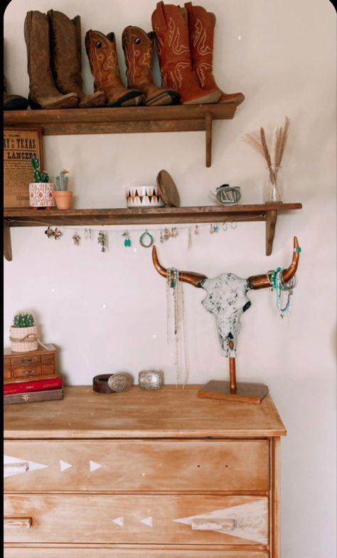 Western Bedside Table Decor, Farmhouse Vanity Bedroom, Western Bedside Table, Antique Western Bedroom, Western Desk Decor Ideas, Western Makeup Organizer, Western Room Organization, Country Wall Decor Bedroom, Diy Boho Vanity