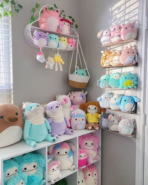 Kawaii, Where To Store Squishmallows, Squishmallow Themed Room, Squishmallows Room Ideas, Squishmallow Set Up, Squishmellow Display, Squishmallow Collection Display, Squishmallow Organization Ideas, Squishmallows Organization