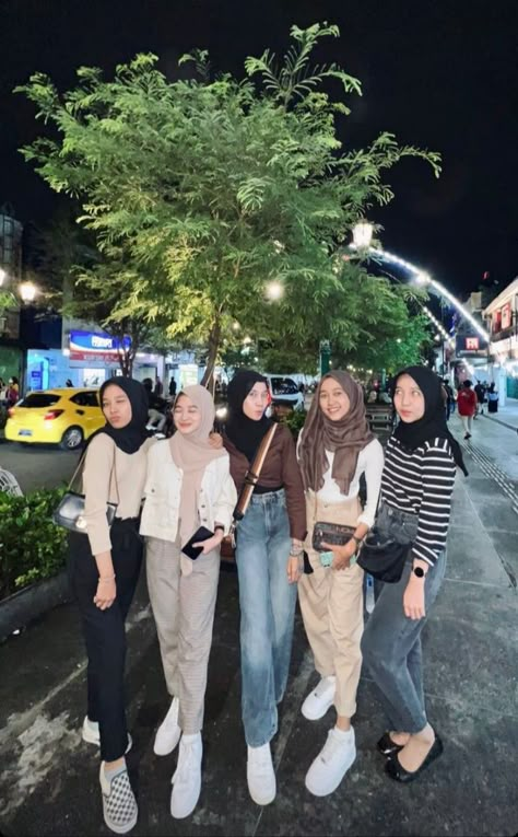 Ootd Kuliah Hijab Simple, Outfit Hijab Casual Simple, Simple Outfits Hijab, Pengantin Modern, Outfit Ngampus, Study Tour, Ootd Simple, Outfit Hijab Casual, Ootd Poses